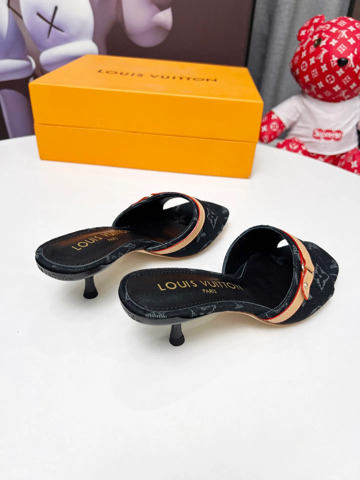 👟👟Ex-factory price 440👟👟 LV new denim kitten heel slippers 2025 summer must-have for goddesses, original replica, super comfortable on the feet. Show off the queen's temperament, the heel height is 5.5CM, which shows your temperament without being tiring. Standard code: 35-42 (41 and 42 codes are customized, non-returnable and non-exchangeable)